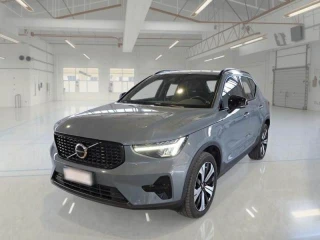 VOLVO XC40 / 2021 / 5P / SUV T5 Recharge Plug-in auto Plus Dark