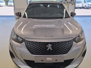 PEUGEOT 2008 50KWH ALLURE 136 CV Detect d'obstacles AR + Cam; Metallic paint;