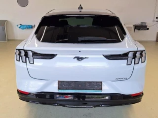 FORD MUSTANG MACH-E 99KWH EXT. RANG 294 CV Teinte met Space White; GPS