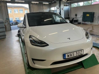 TESLA MODEL Y Standard Range 299hk Läder