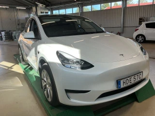 TESLA Model Y Standard Range RWD 299hk Läder Pano