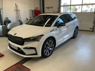 SKODA ENYAQ 204 hk 77/82kWh 80 Sportline UA!