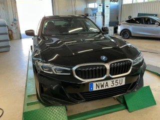 BMW Series 3 330e xDrive Touring 292hk Travel Package Drag Pano H&K