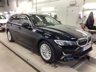 BMW 3-serie 330e Touring 292hk Luxury Line Drag Läder ** Test link down below**