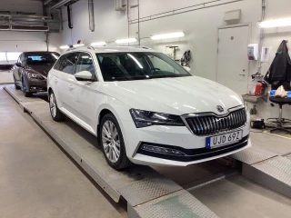 SKODA Superb iV Kombi 218hk Style Cockpit Läder Värmare Canton Drag