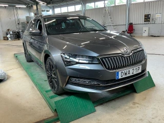 SKODA SUPERB iV PHEV 218hk Style Business Adv Edt DSG Dragpkt Läder Cockpit ** NO winter wheels