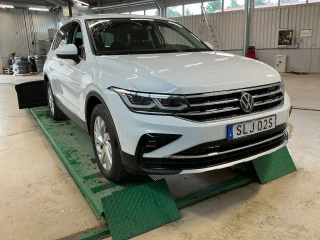 VOLKSWAGEN Tiguan eHybrid 245hk Elegance Drag Cockpit ** NO winter wheels**