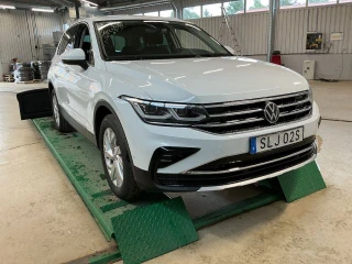 VOLKSWAGEN Tiguan eHybrid 245hk Elegance Drag Cockpit ** NO winter wheels**