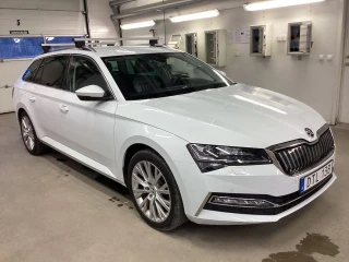 SKODA SUPERB iV Kombi 218hk Style Cockpit Läder Värmare Drag